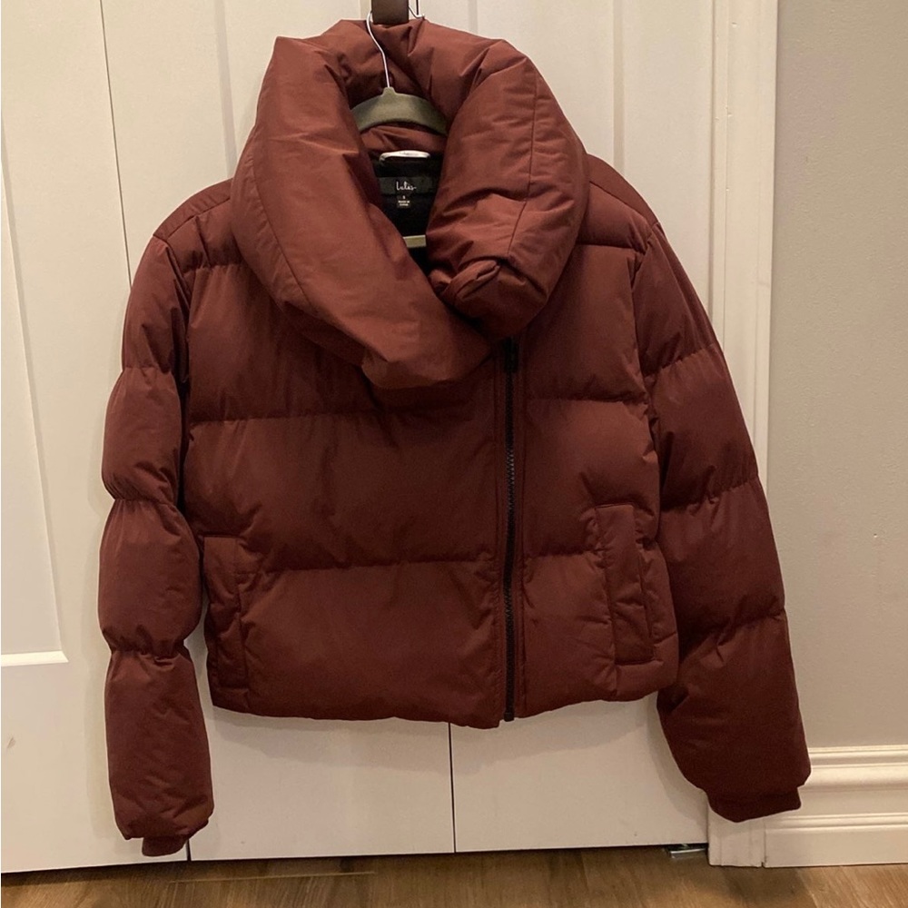Lulus winter dreams burgundy quilted cropped puffer jacket, size small EUC